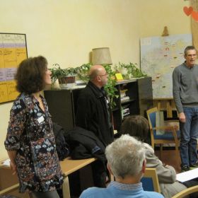 Annette Klein und Bernd Mangold-Freyer (Leiter des Pflegedienstes) folgen interessiert den Ausführungen von Günther Schwarz (rechts)
