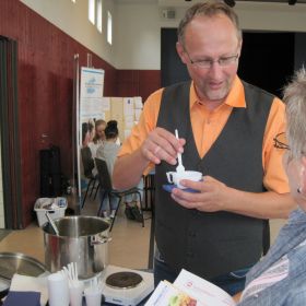 Bürgermeister Tilman Schmidt lässt sich  die Maultaschen  schmecken