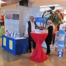 Ulrich Greiner und Heike Schilpp am Stand vom Selbsthilfebüro