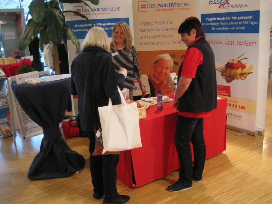 Corinna Maier-Sahlmann und Sabine Uhland im Gespräch zum Thema Pflegedienst und Essen auf Rädern Corinna Maier-Sahlmann und Sabine Uhland im Gespräch zum Thema Pflegedienst und Essen auf Rädern